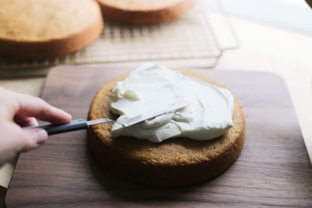 icing a yellow cake