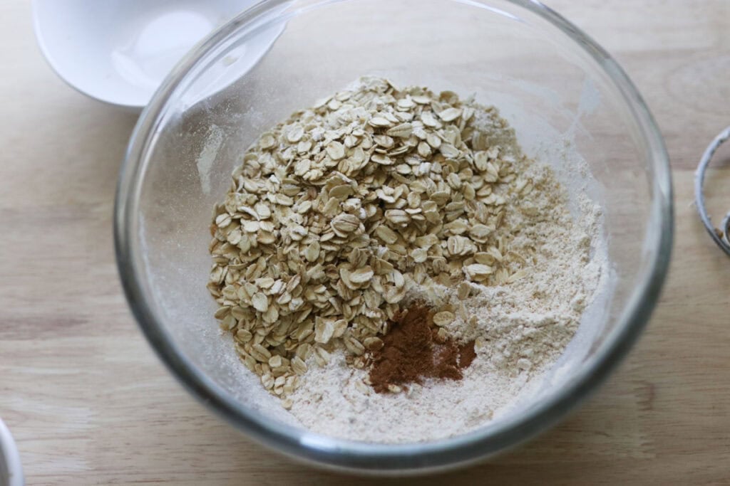 oats, flour, and cinnamon in a bowl to make freshly milled nutrigrain bars