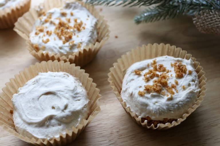 No-Bake Mini Christmas Gingerbread Cheesecake Cups