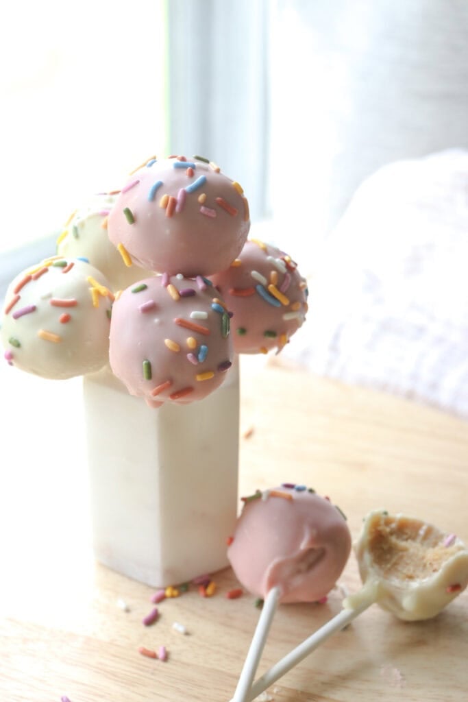 Freshly milled cake pops in a white stand