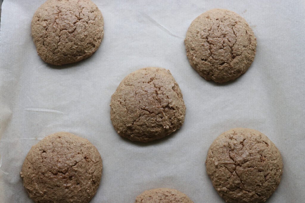 Freshly milled tiramisu cookies that have been baked